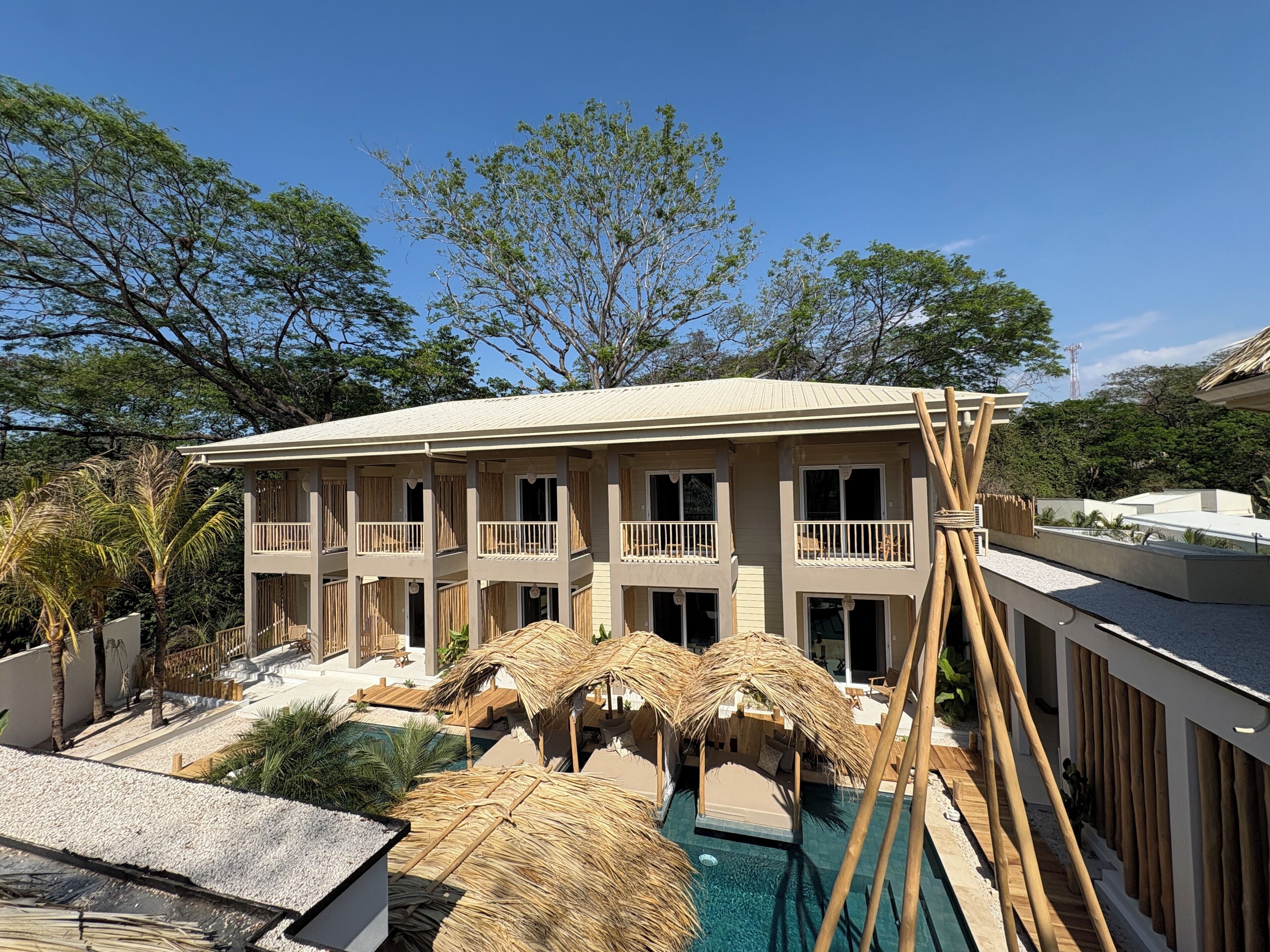 Vista frontal de la propiedad