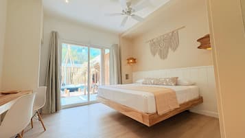 Estudio Deluxe, balcón, vistas a la piscina | Caja fuerte, cortinas opacas, sistema de insonorización