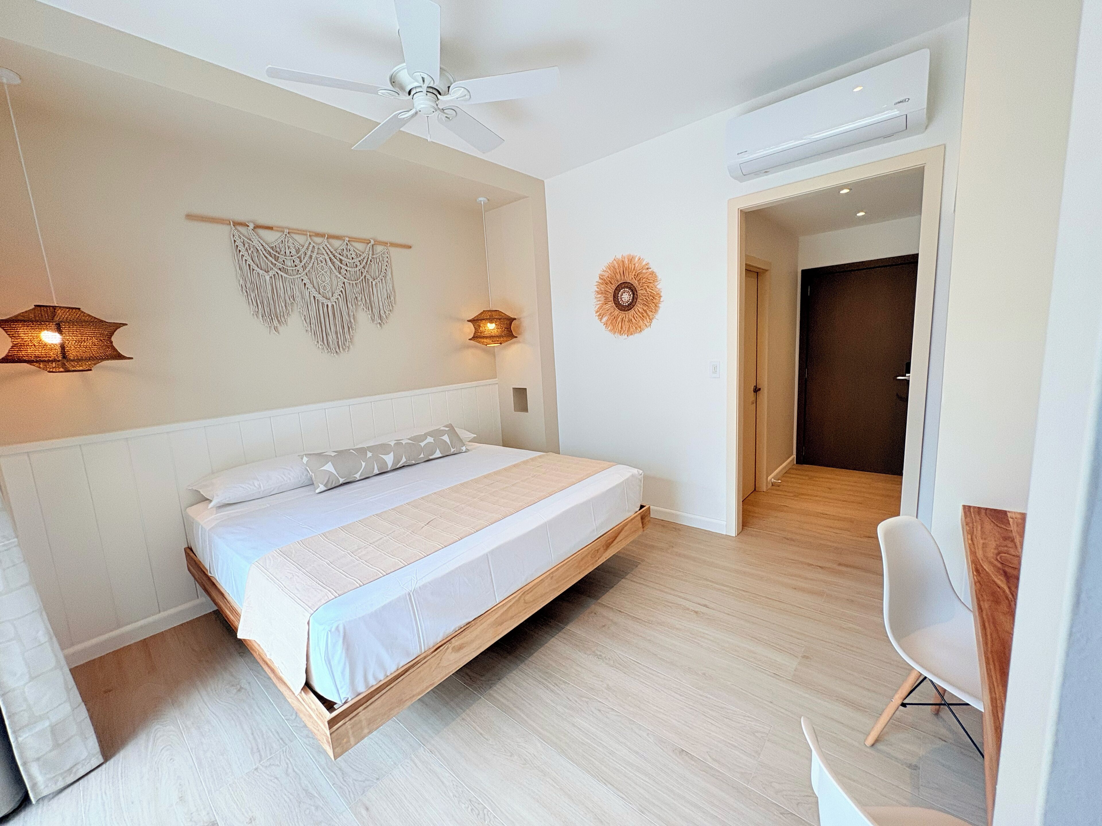 Caja fuerte, cortinas opacas, sistema de insonorización