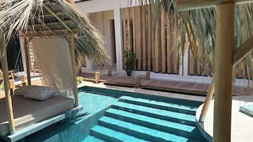 Utendørsbasseng og solsenger