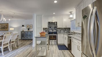 Kylskåp, mikrovågsugn, ugn och spishäll