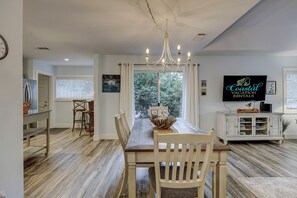 Dining - Charming Sea Pines home with 2 bedrooms and 2 baths, perfect for family getaways. (Hilton Head Island)