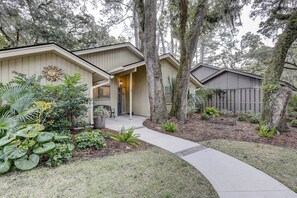 Exterior - Charming Sea Pines home with 2 bedrooms and 2 baths, perfect for family getaways. (Hilton Head Island)
