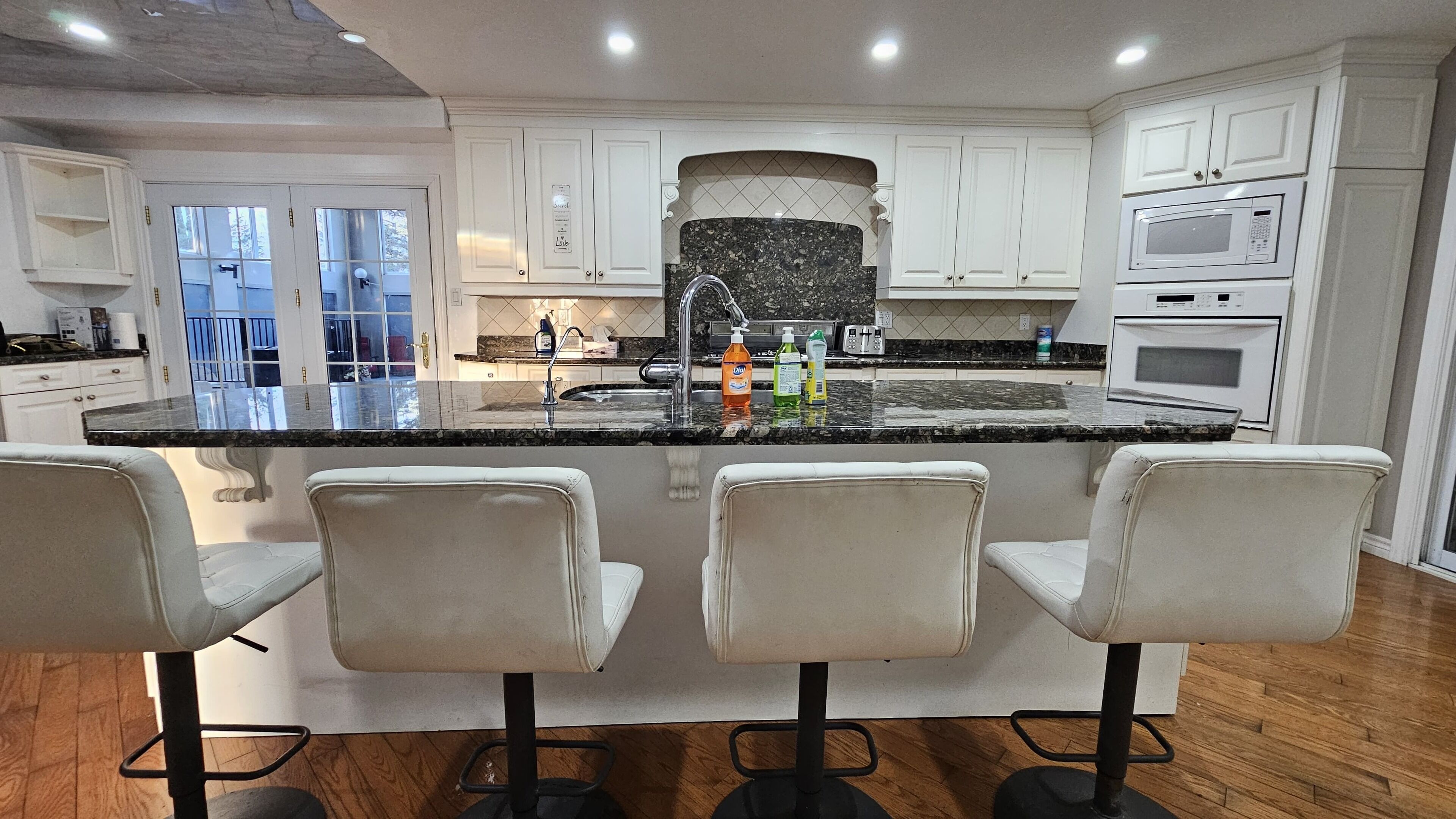 Frigorífic, microones, forn i placa de cuina 