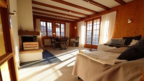 Een knus ingerichte kamer met een bed, een bureau en een open haard.