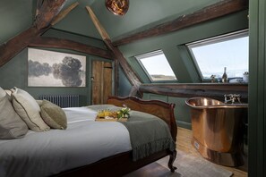 Skrivebord, strykejern/-brett, wi-fi og sengetøy