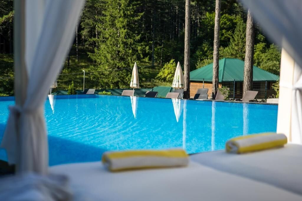 Outdoor pool, pool umbrellas, sun loungers