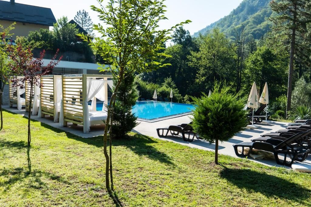 Quarto triplo conforto, sacada, vista para a montanha | Piscina | Piscina externa, guarda-sóis, espreguiçadeiras