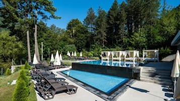 Outdoor pool, pool umbrellas, sun loungers