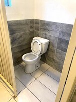 Artículos de tocador gratuitos, jabón, papel higiénico