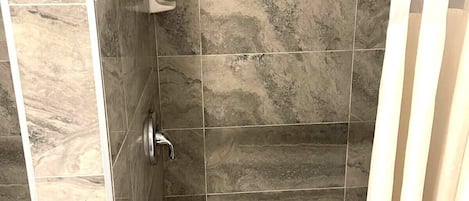 Amenidades de baño gratuitas, jabón, papel de baño