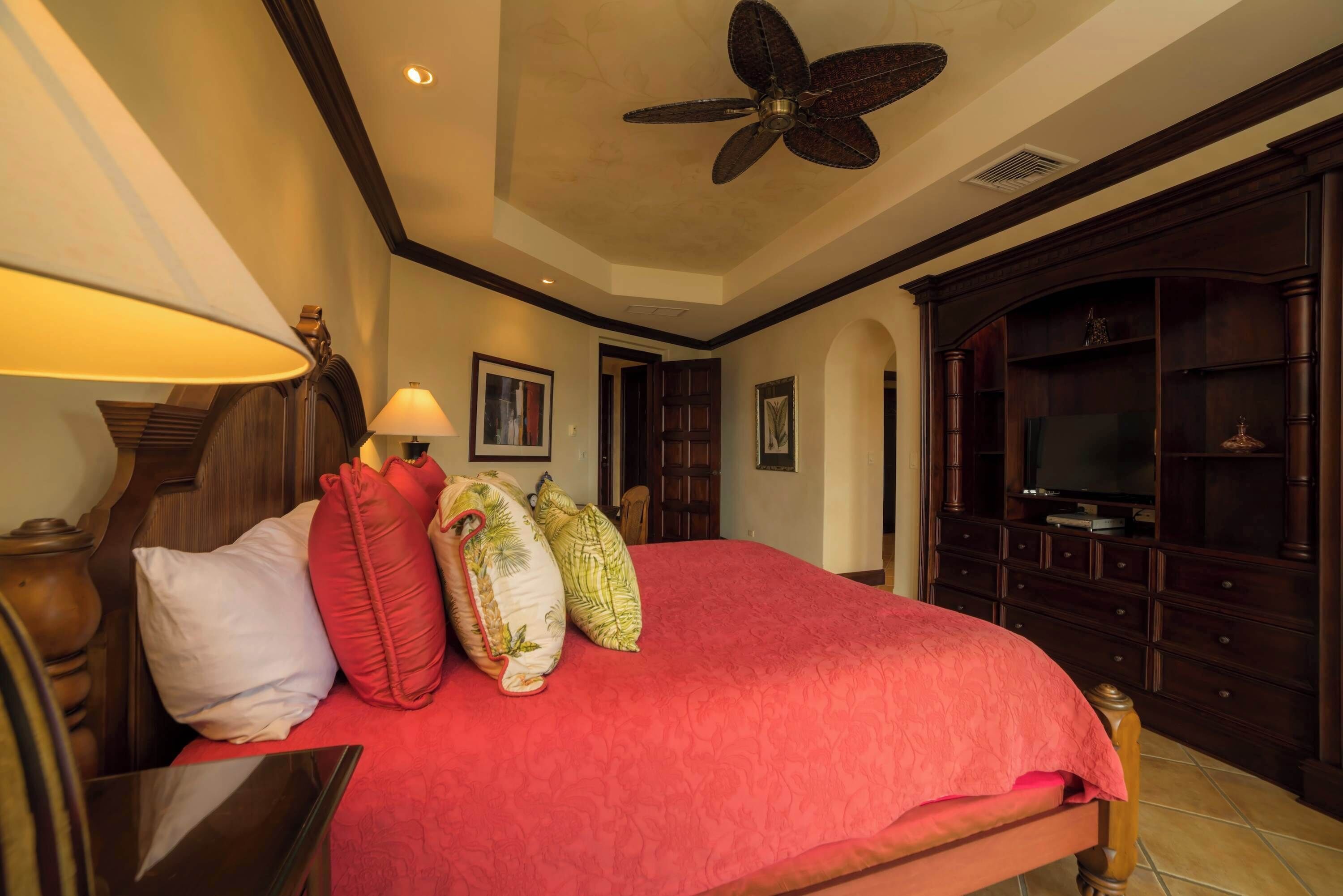 Tabla de planchar con plancha, wifi y ropa de cama 