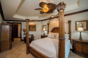 Tabla de planchar con plancha, wifi y ropa de cama 