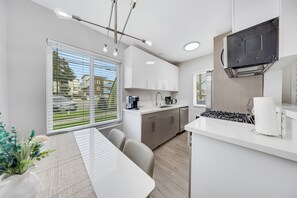 Refrigerador, microondas, horno, placa de cocina