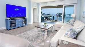 Téléviseur, table de baby-foot, table de ping-pong