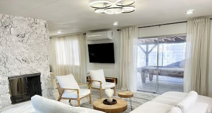 Fabulous 9-bedroom house 2 guest houses in Las Vegas