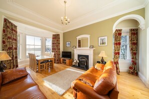 TV - Cleish Apartment - sleeps 5 guests  in 3 bedrooms (North Queensferry)