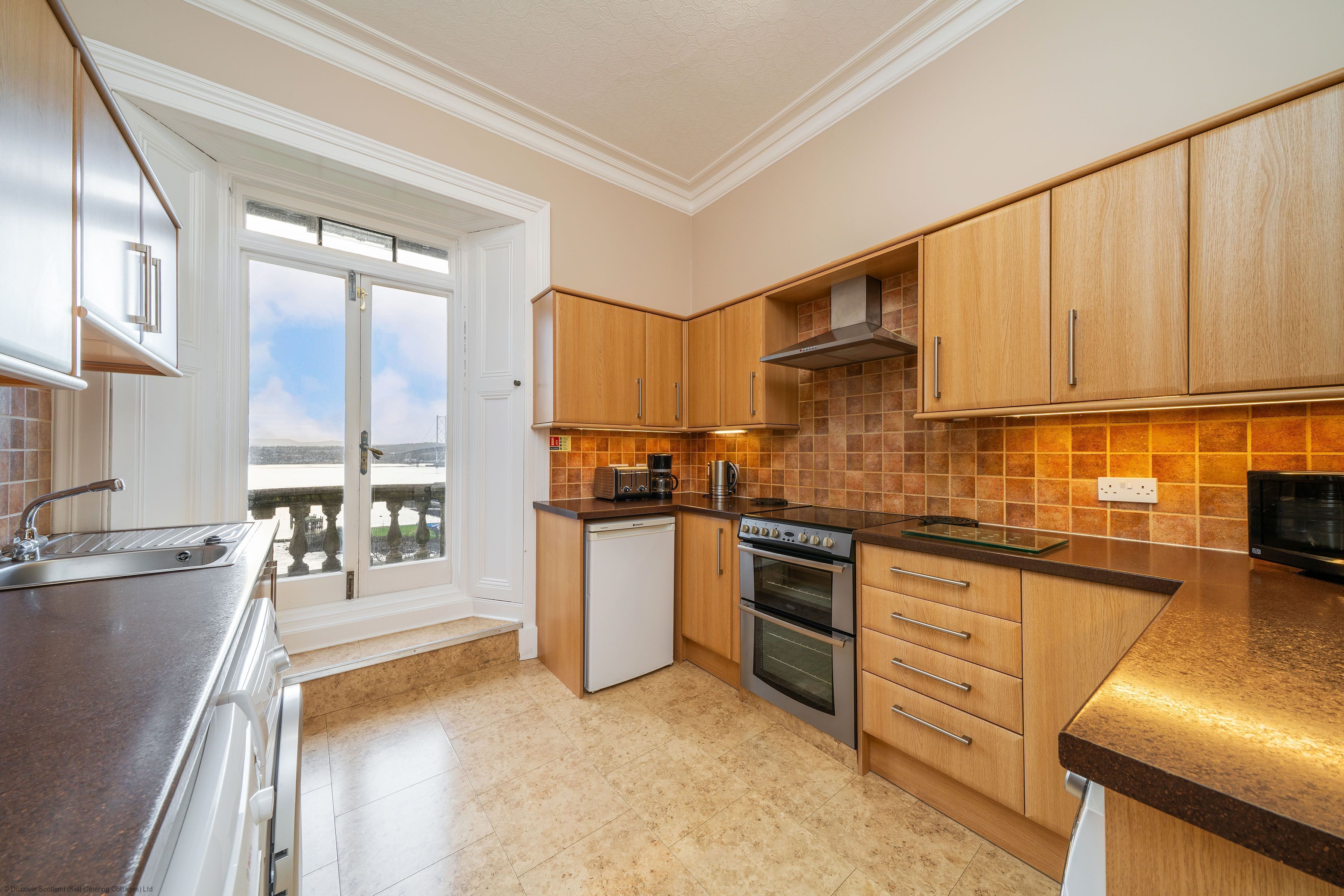 Kylskåp, mikrovågsugn, diskmaskin och barnstol