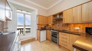 Kylskåp, mikrovågsugn, diskmaskin och barnstol