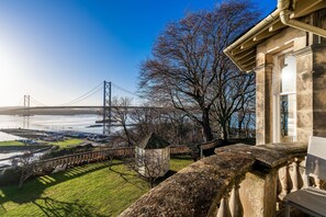 Property grounds - Cleish Apartment - sleeps 5 guests  in 3 bedrooms (North Queensferry)