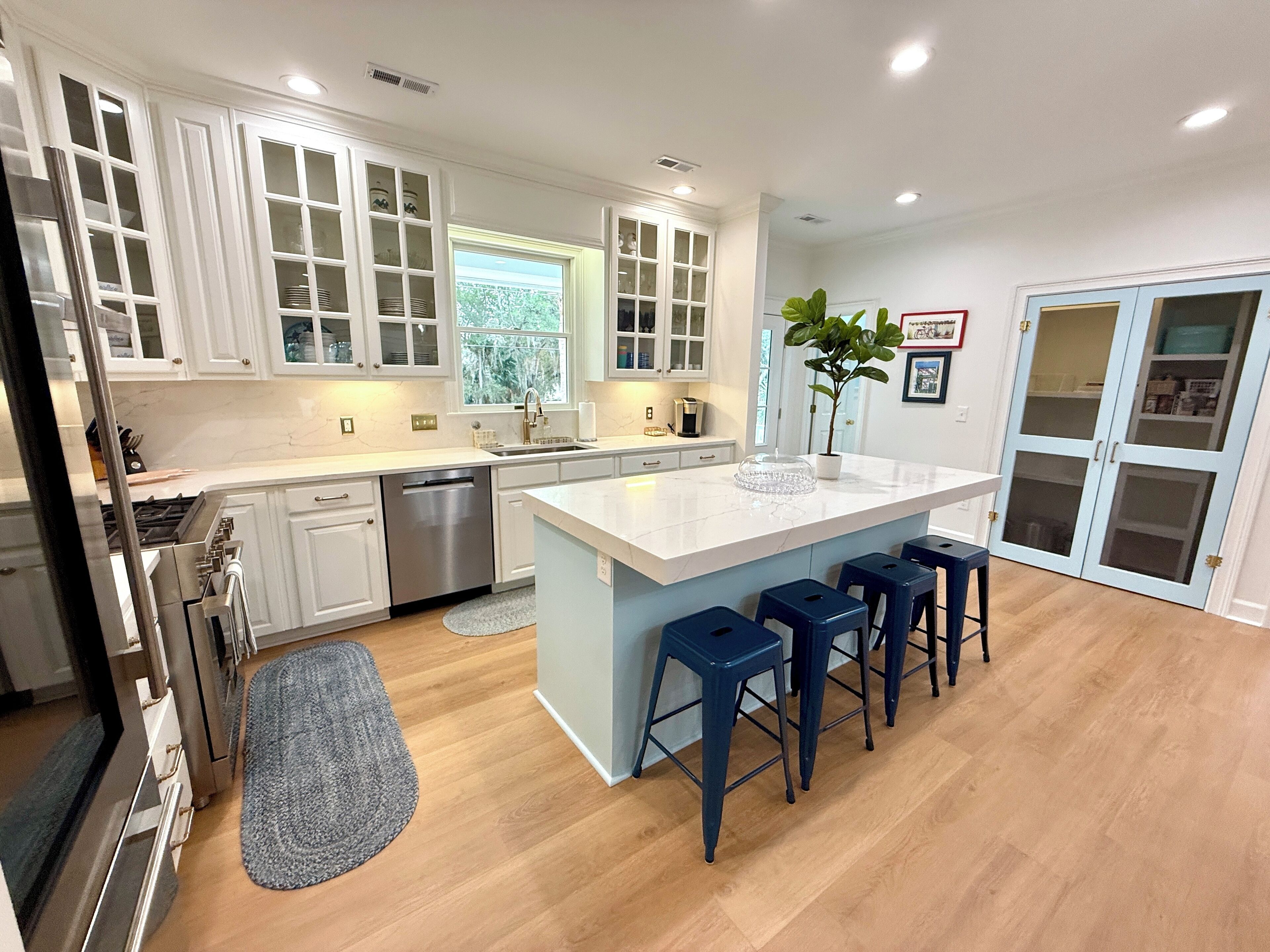 Jääkaappi, mikroaaltouuni, uuni, liesi