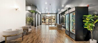 One-Bedroom Apartment w/ Balcony: Superior Mid/Downtown Retreat: Balcony, Views, Gym