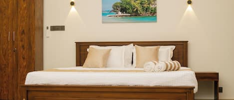 Deluxe-dobbeltværelse - 1 kingsize-seng - balkon - udsigt til gårdsplads | Skrivebord, arbejdsområde til bærbare computere, strygejern/strygebræt