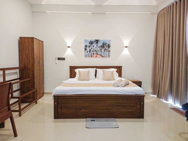 Deluxe-Doppelzimmer, 1 King-Bett, Balkon, Blick auf den Innenhof | Schreibtisch, laptopgeeigneter Arbeitsplatz, schallisolierte Zimmer