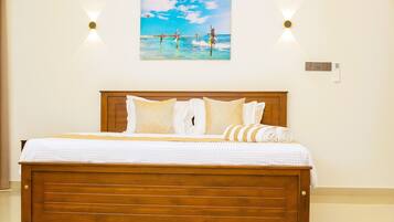 Habitación doble Deluxe, 1 cama King size, balcón, vista al patio | Escritorio y espacio para trabajar con laptop