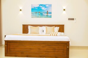 Habitación doble Deluxe, 1 cama King size, balcón, vista al patio | Escritorio y espacio para trabajar con laptop 