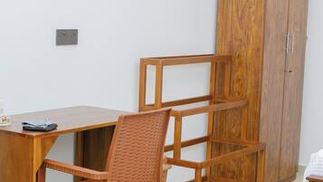 Habitación doble Deluxe, 1 cama King size, balcón, vista al patio | Escritorio y espacio para trabajar con laptop