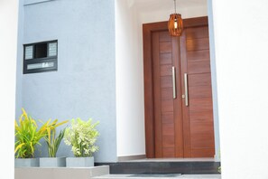 Vista frontal de la propiedad