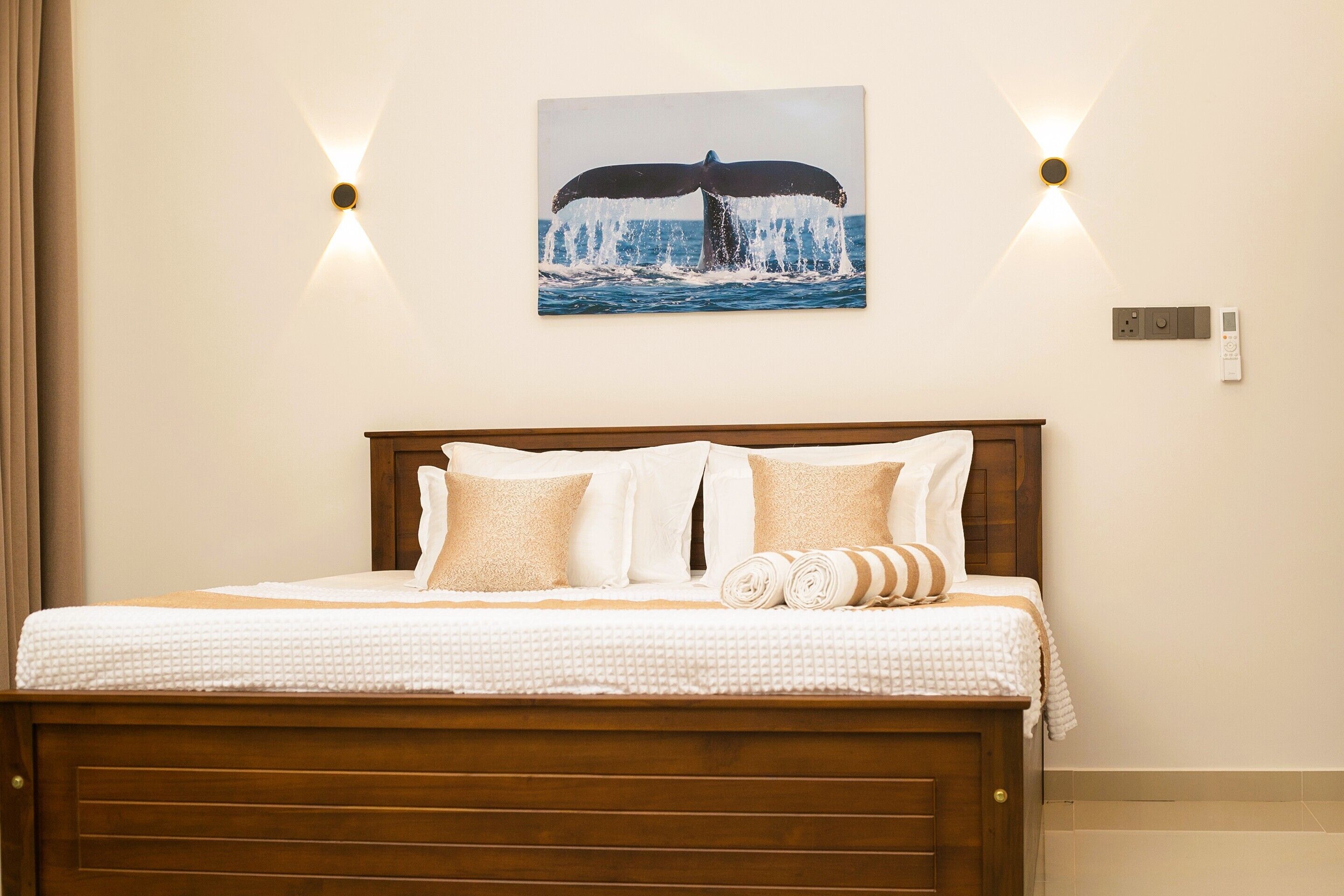 مكتب ومساحة عمل للكمبيوتر المحمول ومكواة/لوح كي وواي فاي مجانًا