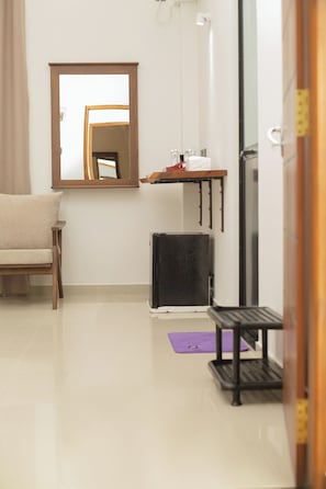 Deluxe-Doppelzimmer, 1 King-Bett, Balkon, Blick auf den Innenhof | Schreibtisch, laptopgeeigneter Arbeitsplatz, schallisolierte Zimmer