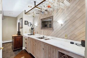 Regadera, secadora de cabello, toallas 