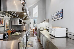 Fridge, microwave, oven, stovetop - Chalet Across from Holiday Valley (Ellicottville)