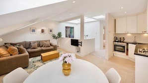 A modern apartment with a living room, dining area, kitchen, and a loft bedroom. - Luxury Penthouse in Maida Vale With Fast Wi-fi (London)
