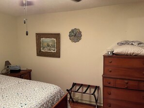 3 bedrooms, iron/ironing board, WiFi, bed sheets - 3-bedroom house in soothing Jonesborough with cool AC breeze (Jonesborough)