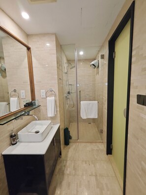 Chambre Double Sénior, vue parc | Salle de bain | Douche, sèche-cheveux, serviettes fournies, savon