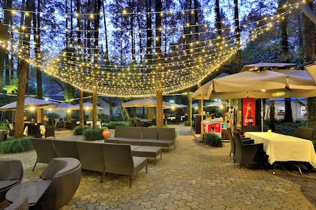 施設の正面. Lotus Glade Hotel