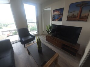 TV - Bright & Comfortable 2B Apartment | Elm Ledbury (Toronto)