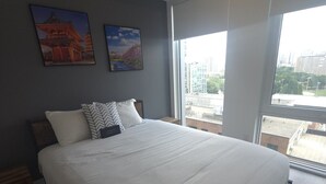 2 habitaciones, escritorio y tabla de planchar con plancha 