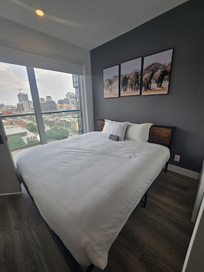 2 Schlafzimmer, Schreibtisch, Bügeleisen/Bügelbrett, Reisekinderbett
