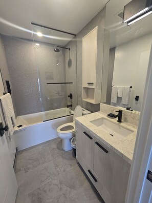 Hair dryer, towels - Comfortable 2-Bedroom Stay | Elm Ledbury (Toronto)