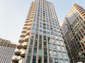 Exterior - Modern 1BR Apt with Stunning Views and Pool Access (Toronto)