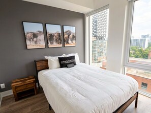 WiFi - Modern 1BR Apt with Stunning Views and Pool Access (Toronto)