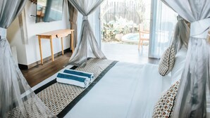 Un dormitorio con cama, escritorio, silla y televisor.