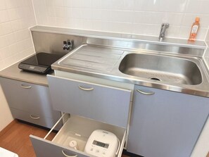 Fridge, microwave, stovetop, cookware/dishes/utensils - MariHOME Odori Koen, Usuino (札幌市白石区菊水5-1)