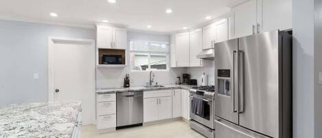 Kjøleskap, mikrobølgeovn, ovn og kokeplater