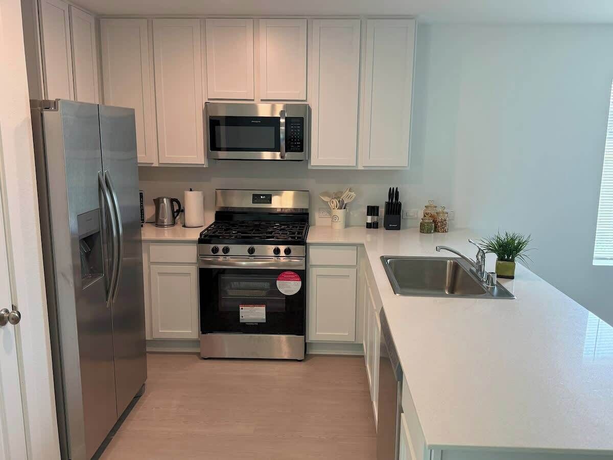 Frigorífico, microondas, horno y placa de cocina